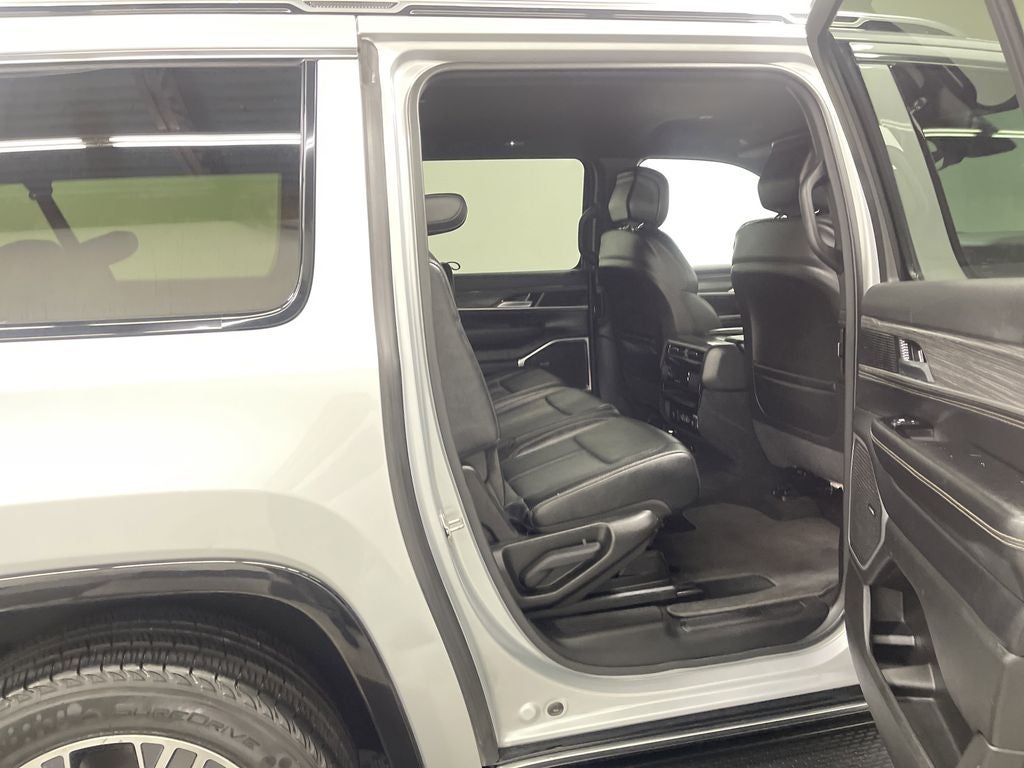 2023 Jeep Wagoneer L Series II 4x2