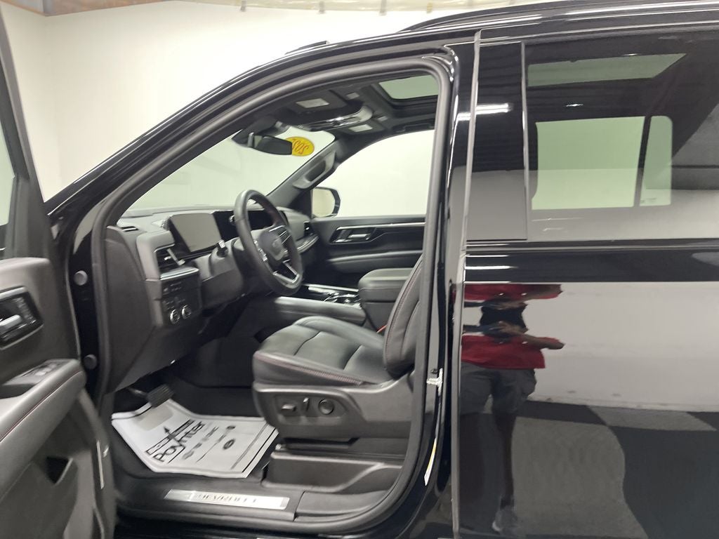 2025 Chevrolet Suburban 4WD RST
