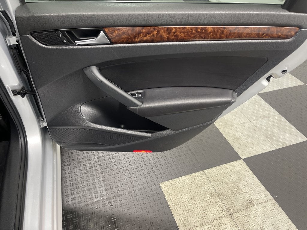 2012 Volkswagen Passat 2.5L SEL