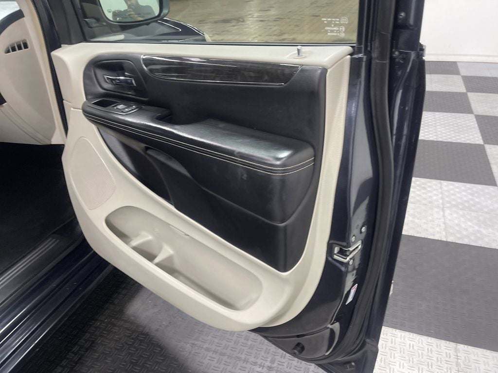 2013 Chrysler Town & Country Touring