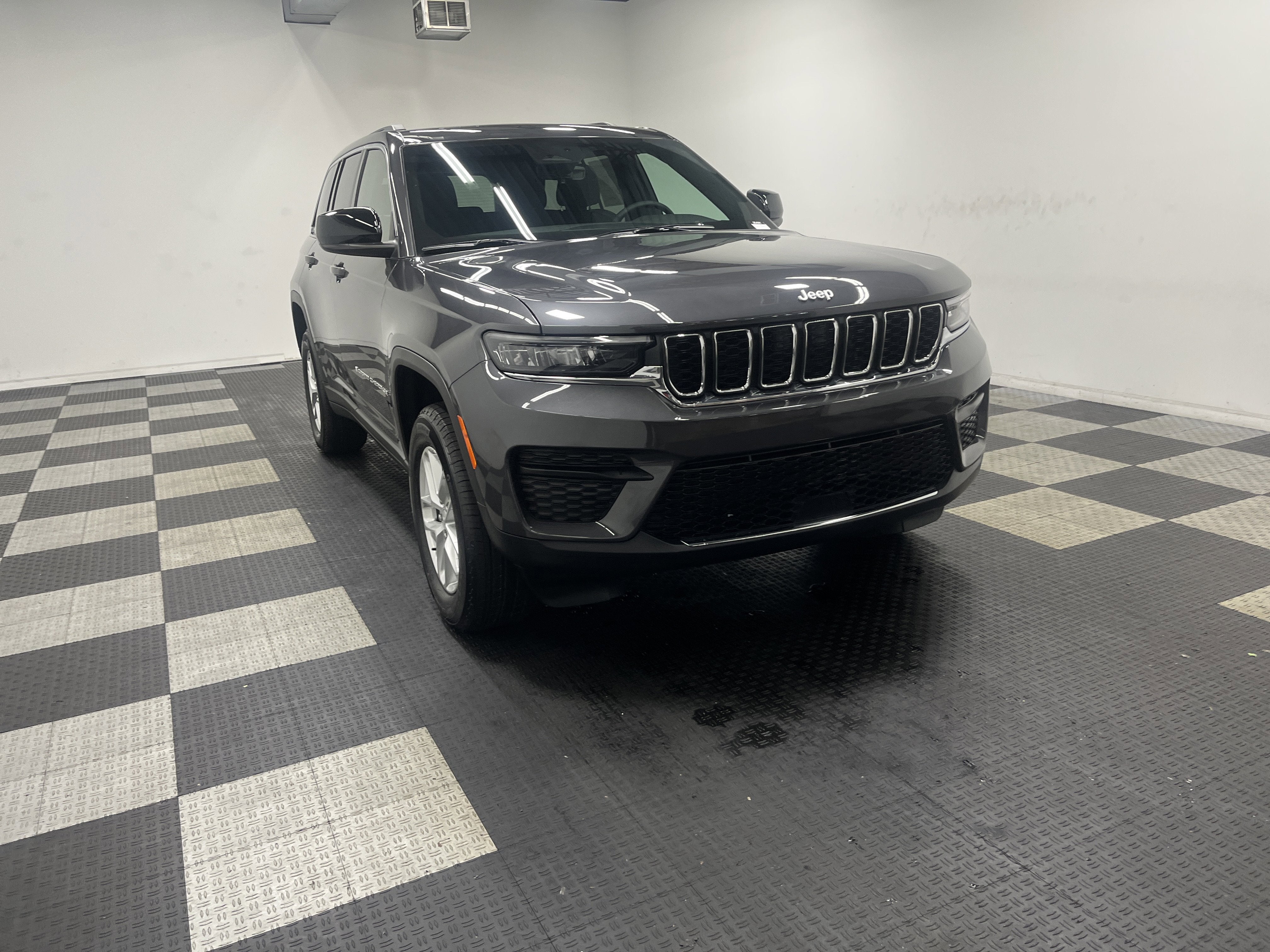 2025 Jeep Grand Cherokee GRAND CHEROKEE LAREDO X 4X4