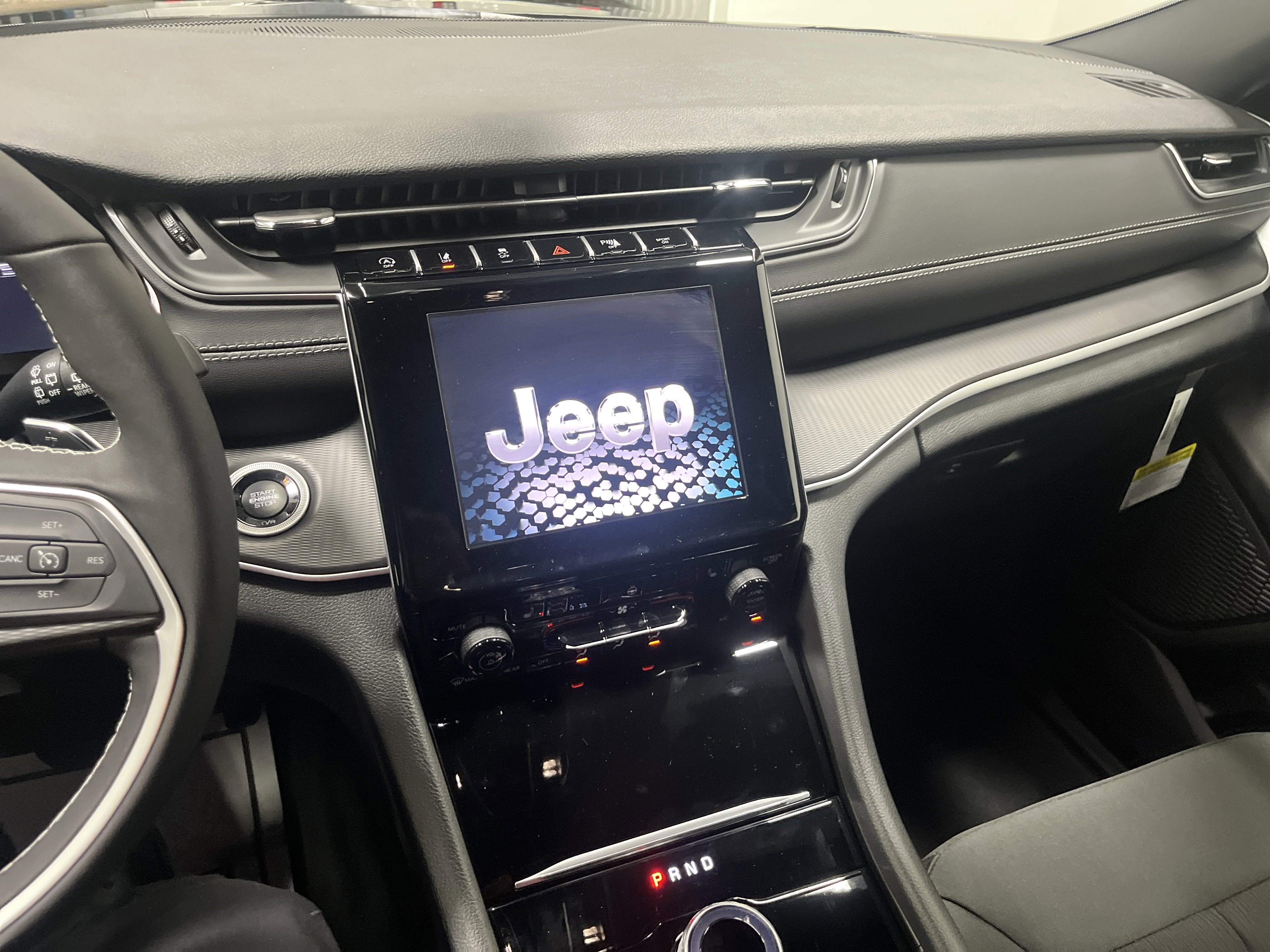 2025 Jeep Grand Cherokee GRAND CHEROKEE LAREDO X 4X4