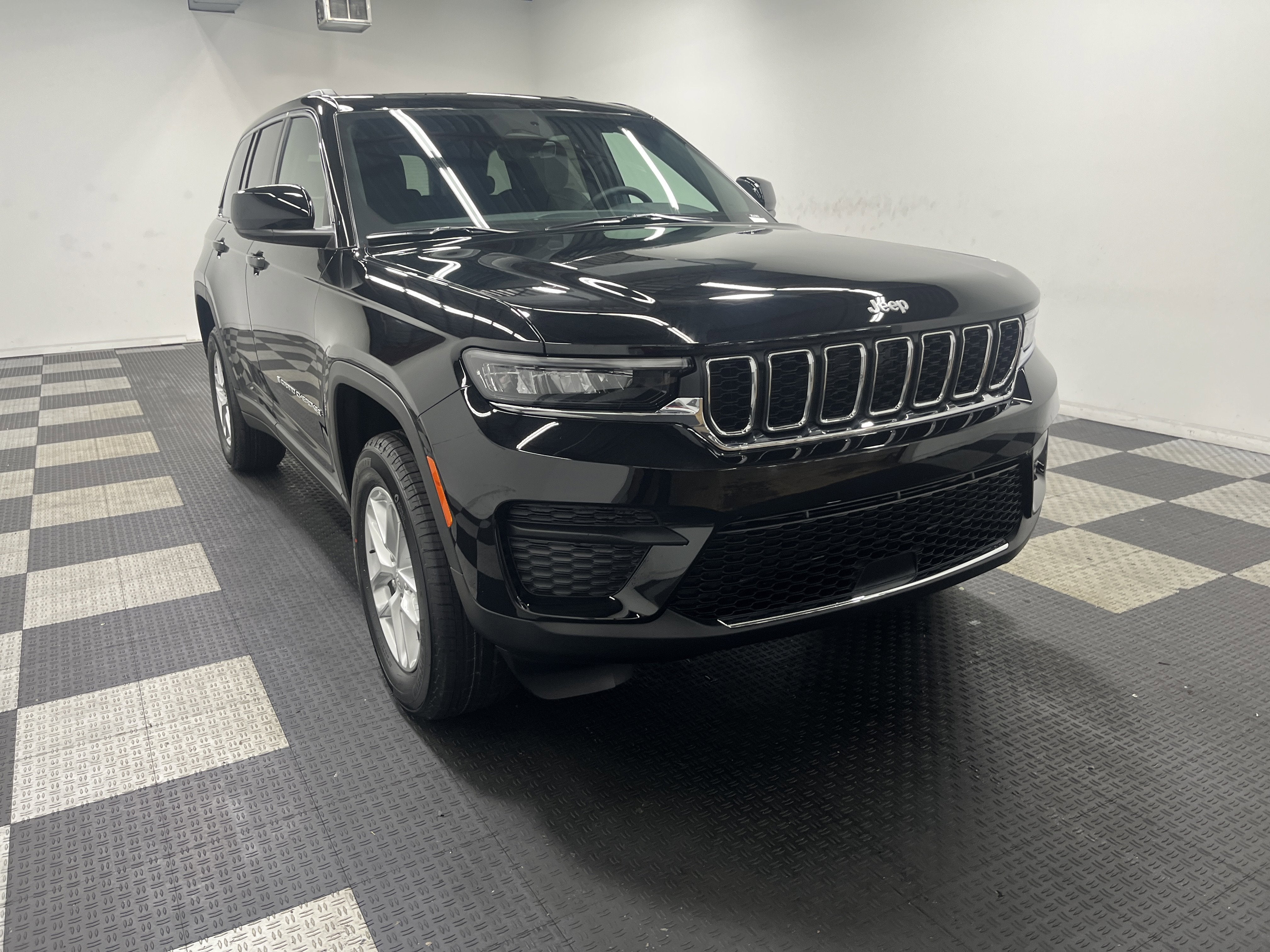 2025 Jeep Grand Cherokee GRAND CHEROKEE LAREDO X 4X4