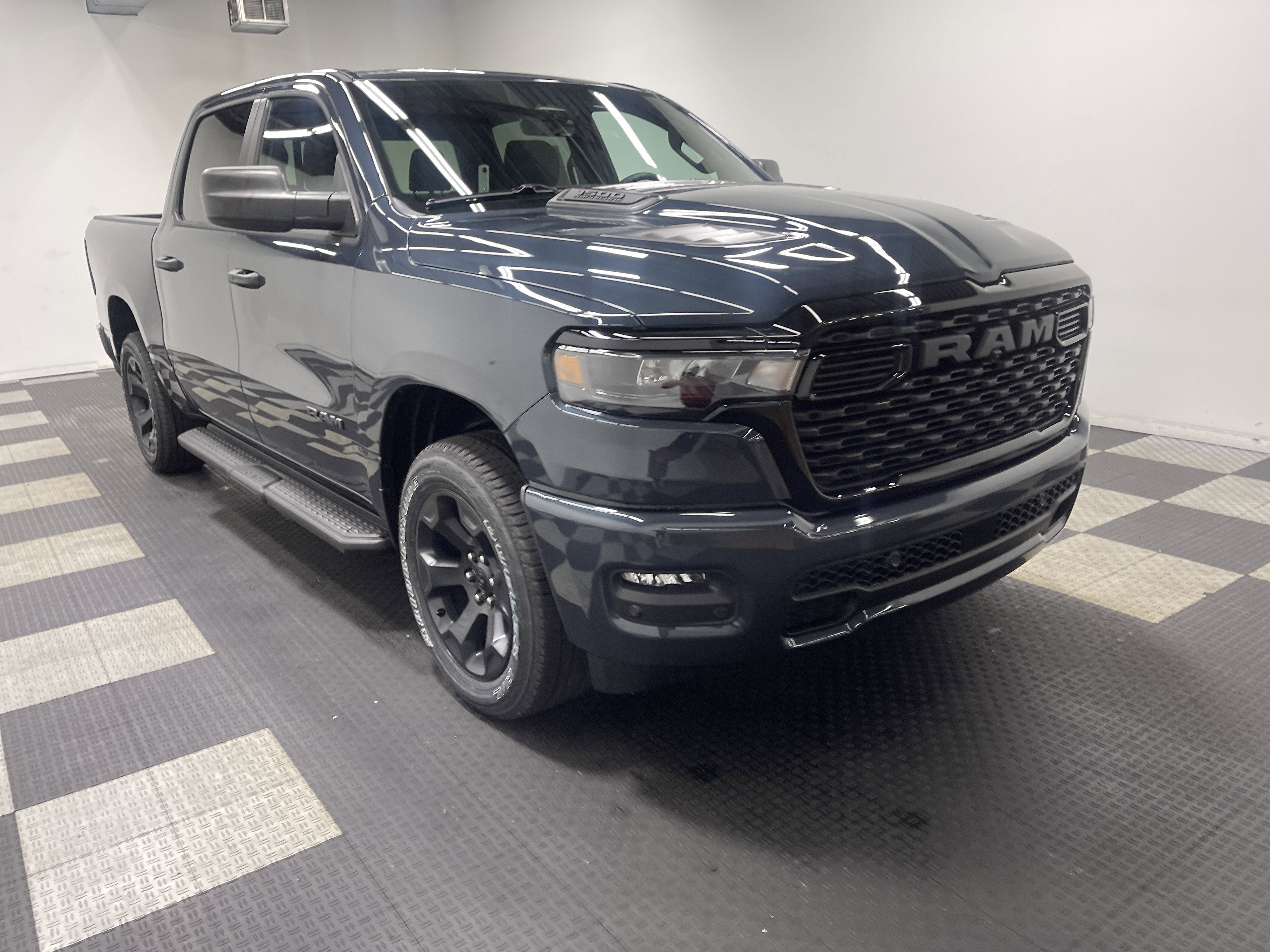 2026 RAM Ram 1500 RAM 1500 EXPRESS CREW CAB 4X4 5'7' BOX