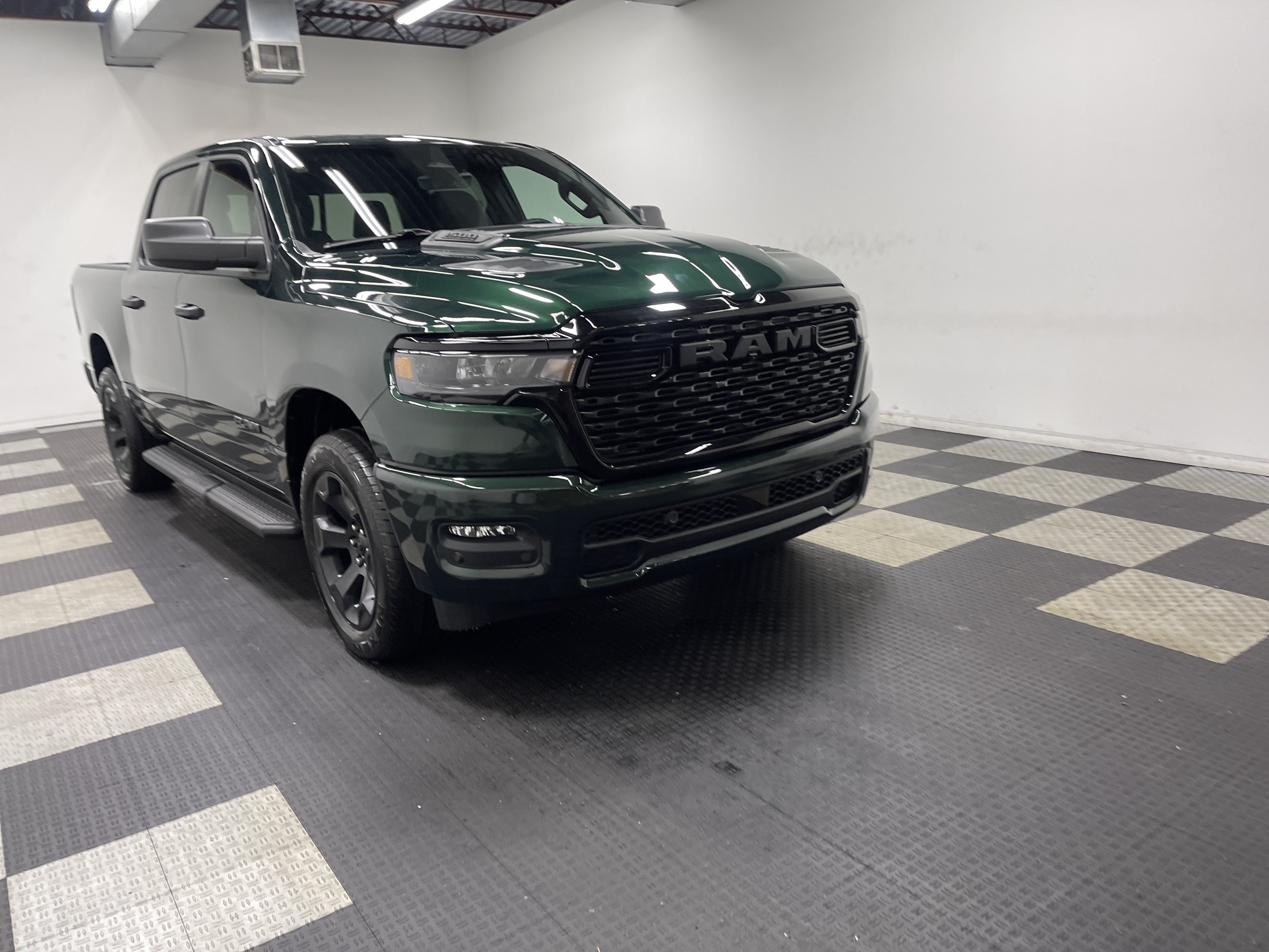 2026 RAM Ram 1500 RAM 1500 EXPRESS CREW CAB 4X4 5'7' BOX