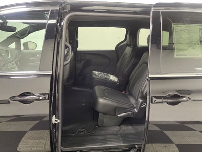 2025 Chrysler Voyager VOYAGER LX