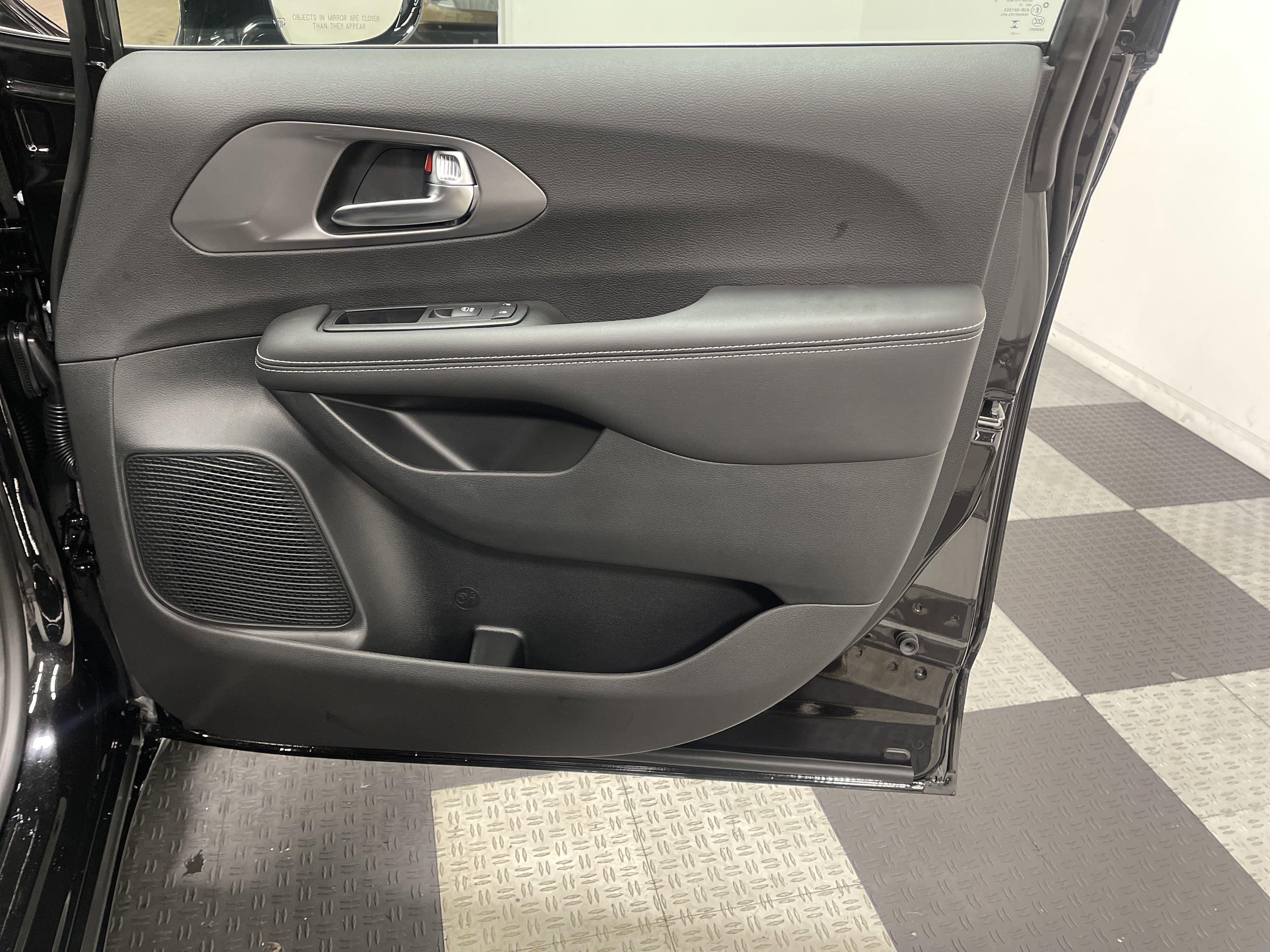 2025 Chrysler Voyager VOYAGER LX