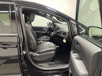 2025 Chrysler Voyager VOYAGER LX