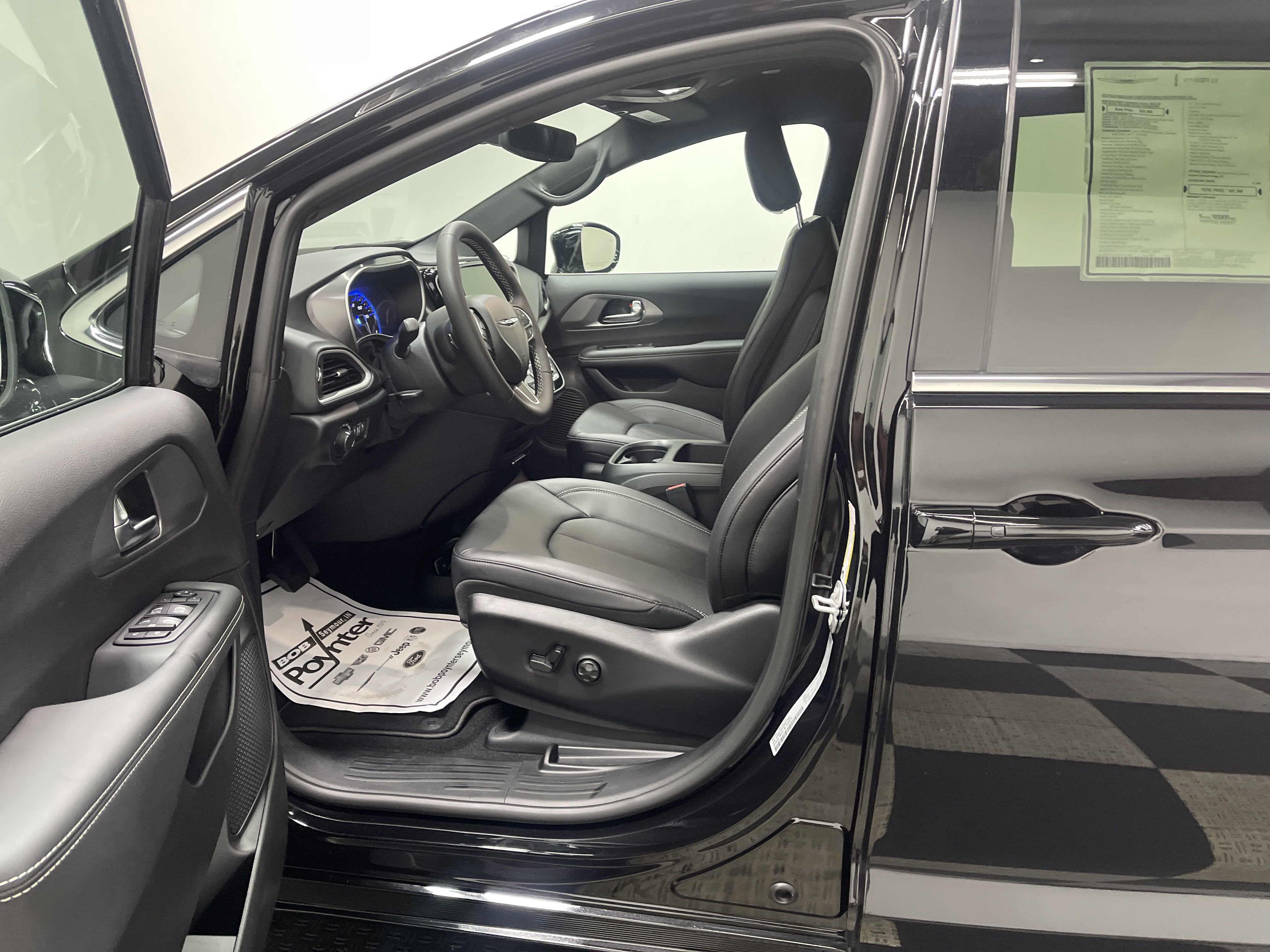 2025 Chrysler Voyager VOYAGER LX