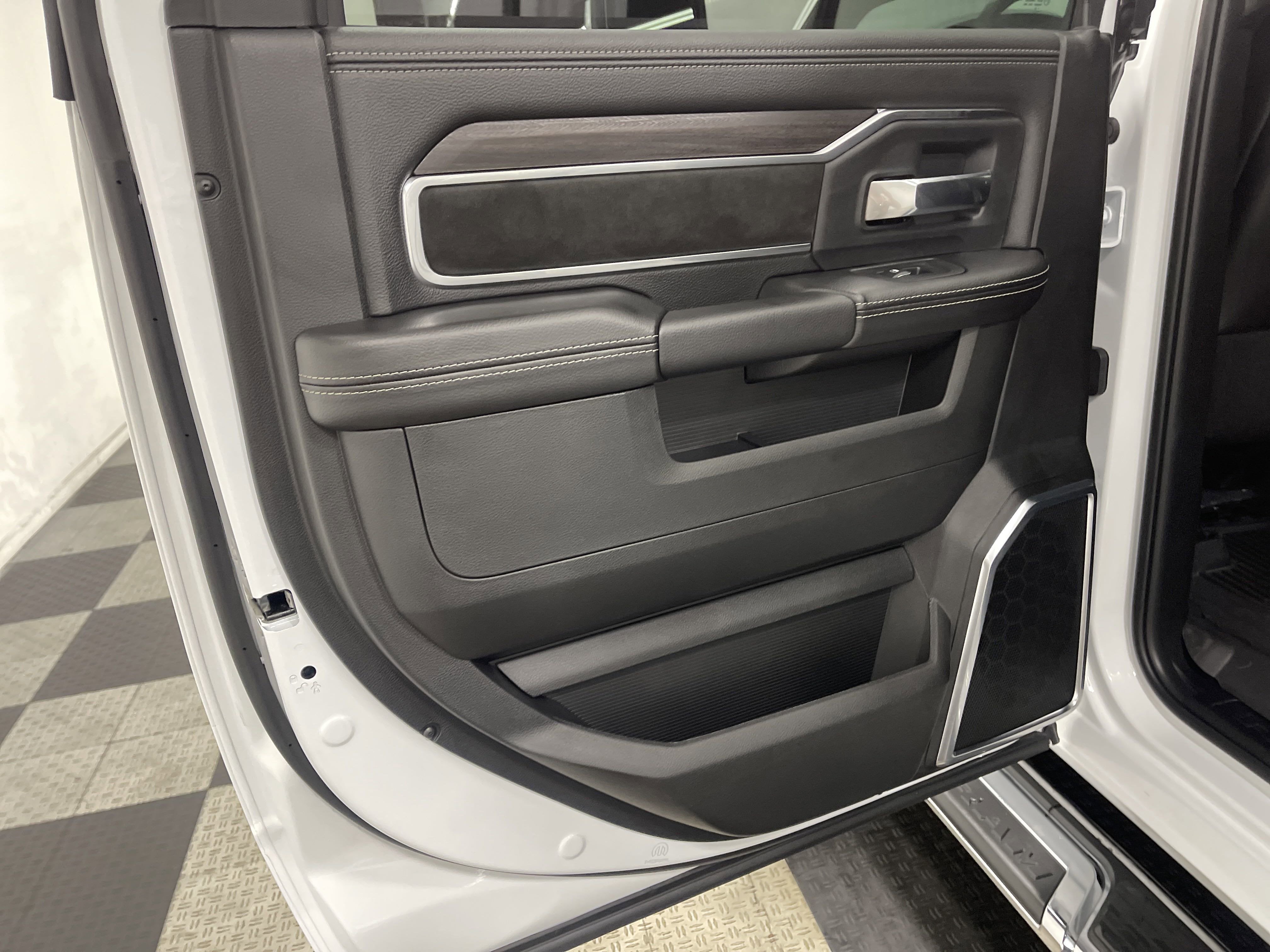 2025 RAM Ram 3500 RAM 3500 LARAMIE CREW CAB 4X4 8' BOX