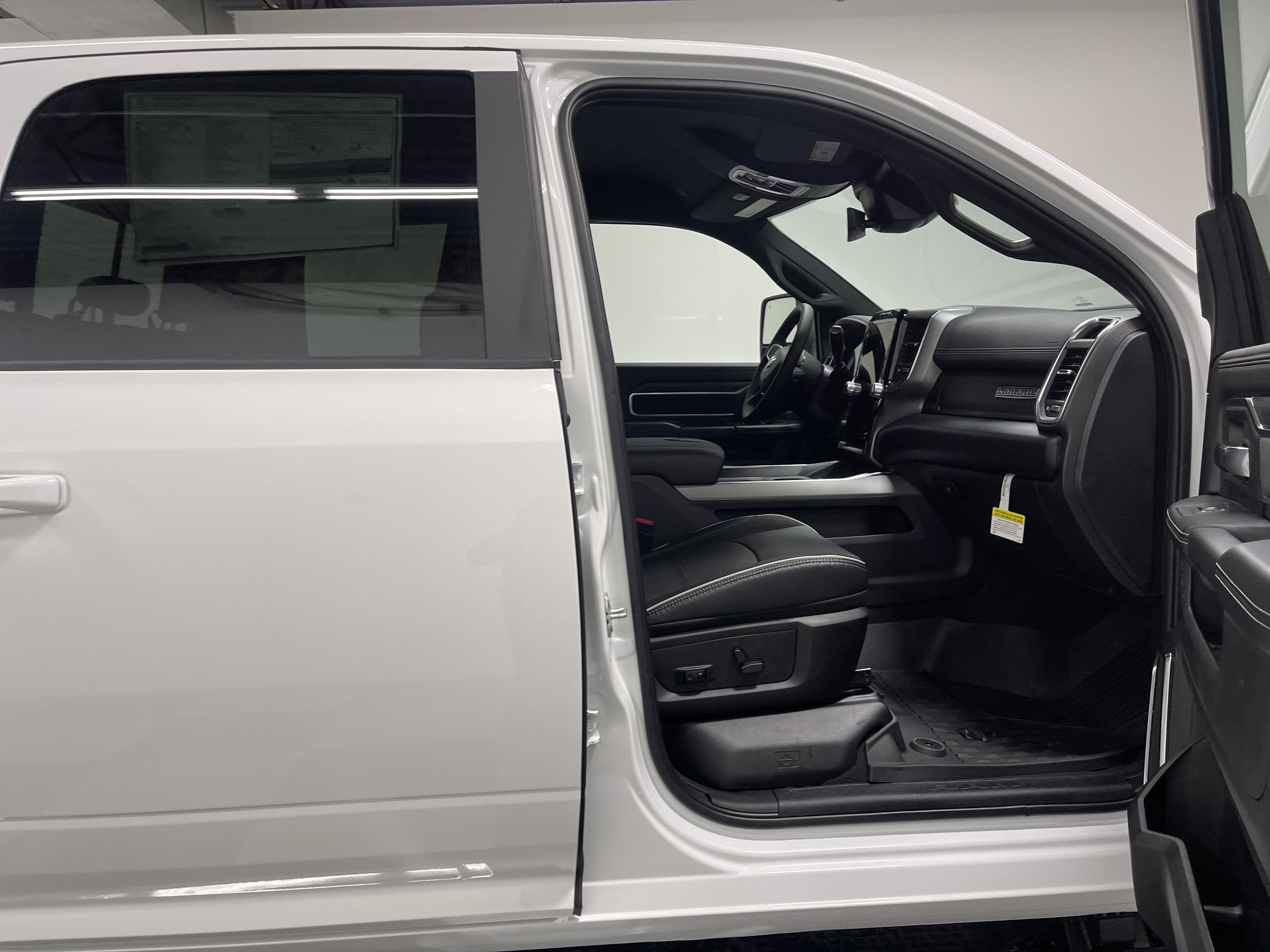 2025 RAM Ram 3500 RAM 3500 LARAMIE CREW CAB 4X4 8' BOX