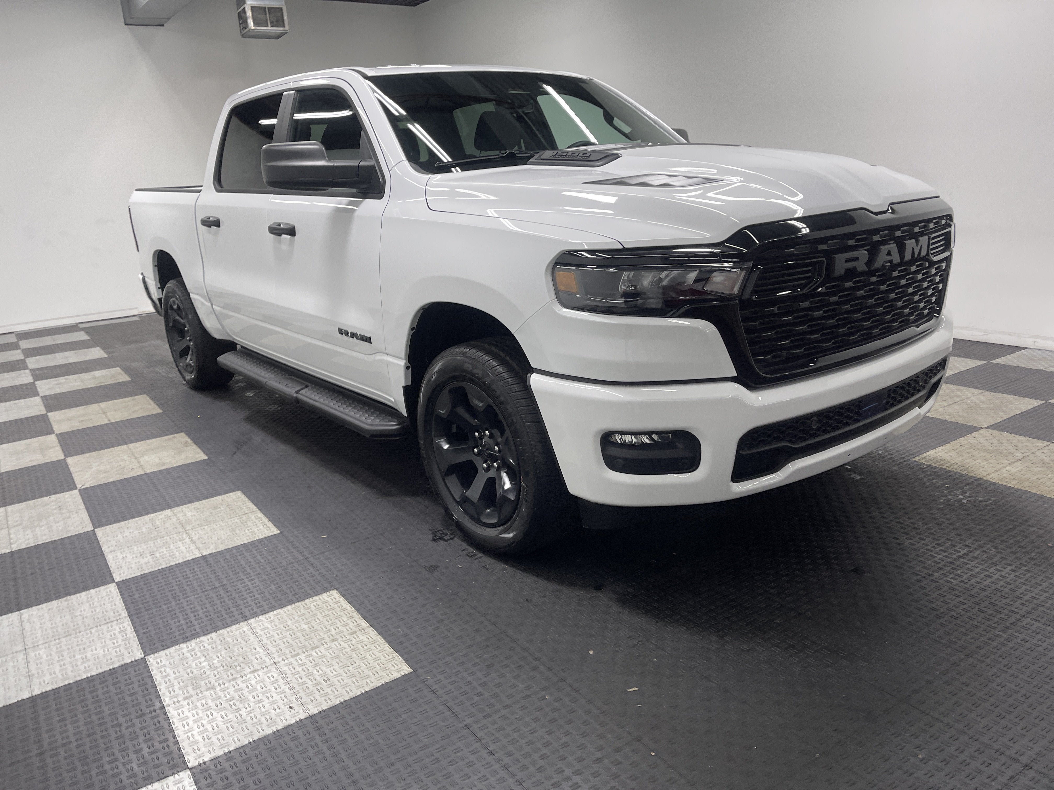 2026 RAM 1500 RAM 1500 EXPRESS CREW CAB 4X4 5'7' BOX