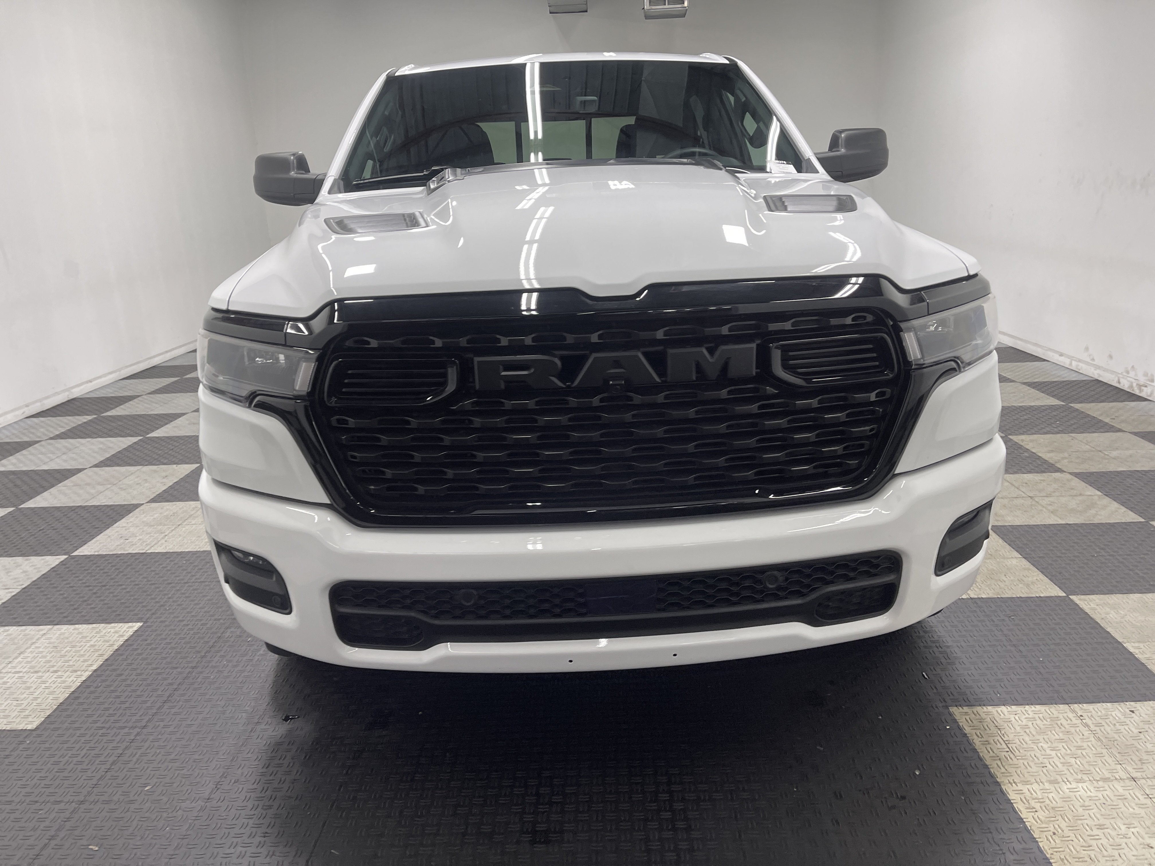 2026 RAM 1500 RAM 1500 EXPRESS CREW CAB 4X4 5'7' BOX